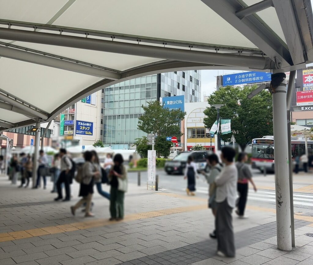 いつも賑わう自由が丘駅正面口