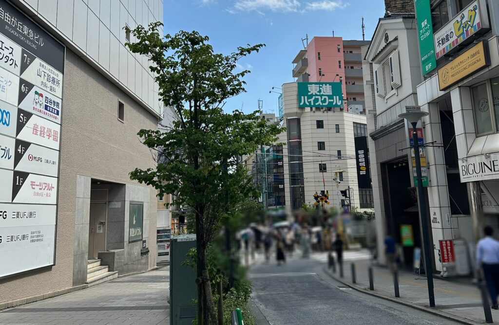 いつも人通りの多い大井町線の踏切