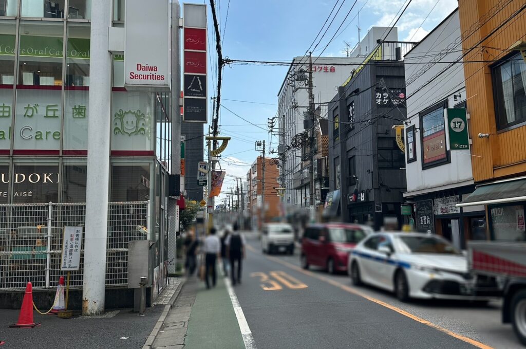 賑やかな「学園通り」