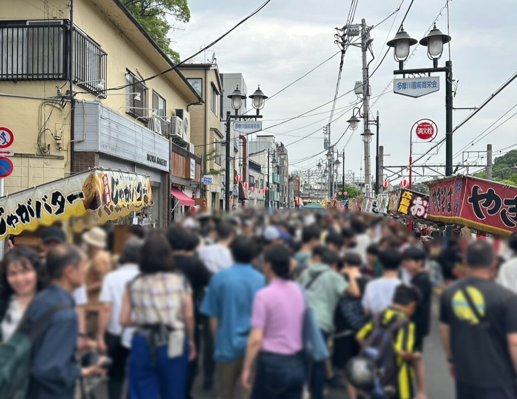 多くの人々でにぎわう駅から神社までの道