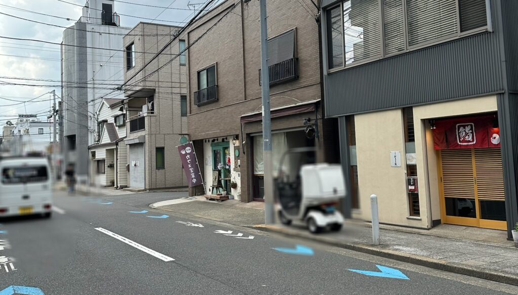 グリーンのお店が見えます