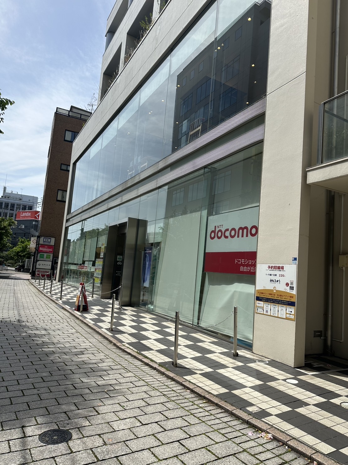 自由ヶ丘にもドコモショップはあります！「ドコモショップ自由が丘店」さんは、駅近の好立地、九品仏川緑道沿いにあります。明るくて広い店内、快適です。 予約なしでの来