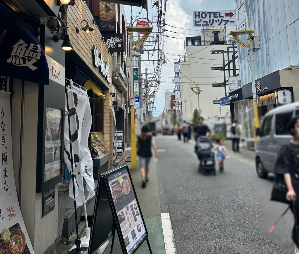 飲食店などたくさんのお店がある「ヒロ通り」