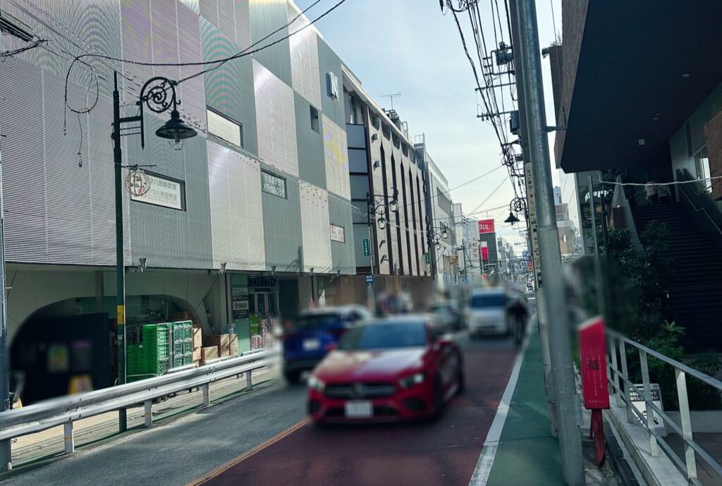 賑やかな「学園通り」