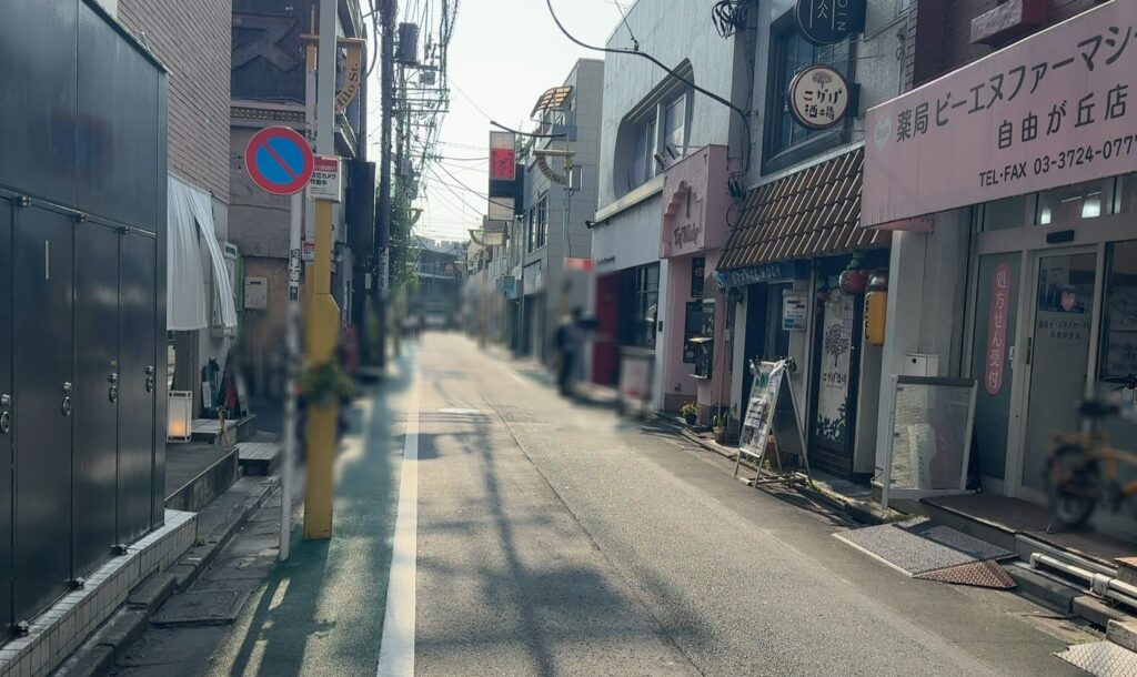 「学園通り」を渡ります