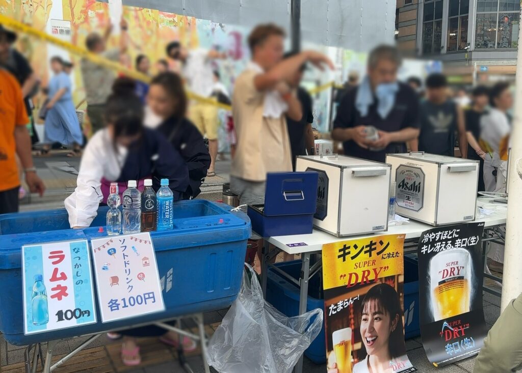 特設会場で販売されているビールなどのドリンク