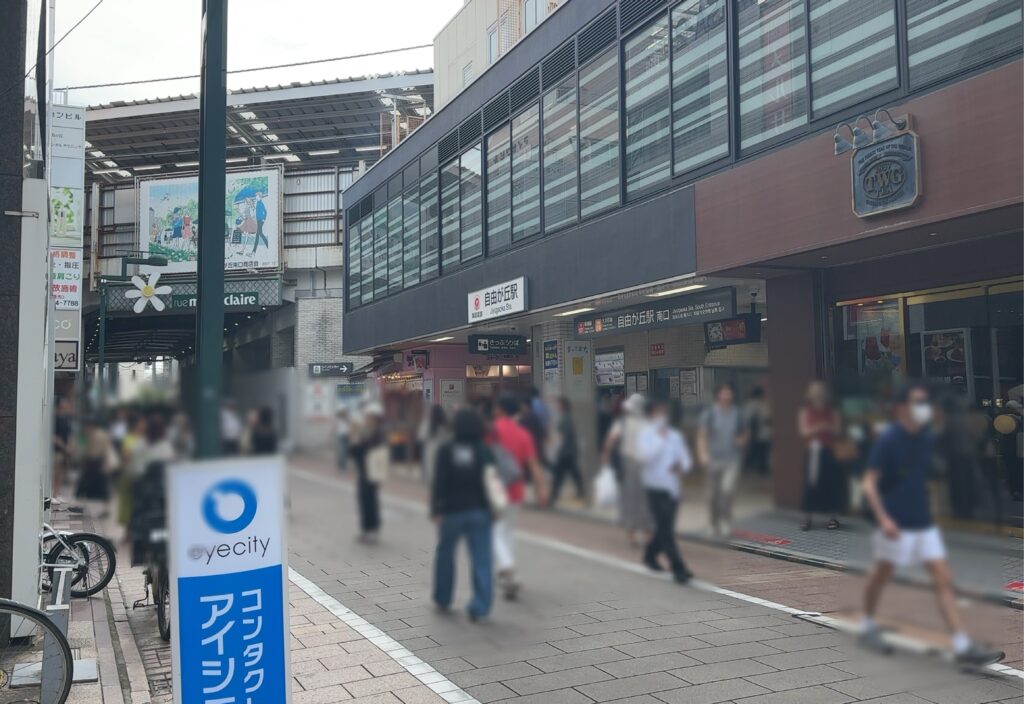 自由が丘駅南口前に広がるマリクレール通り