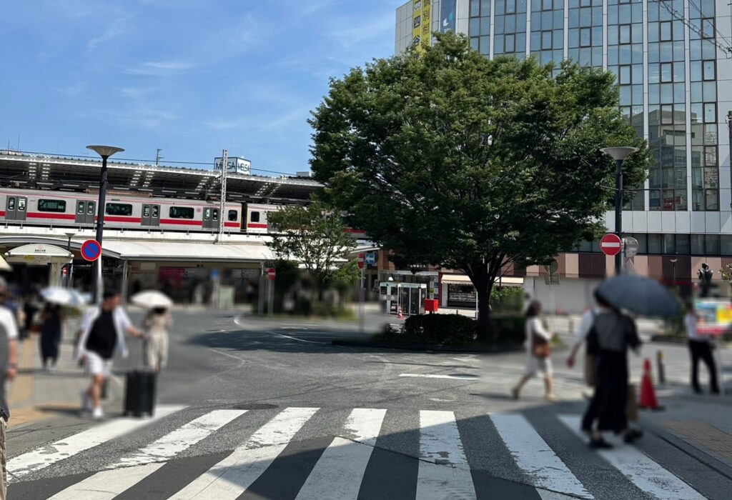 いつも賑やかな自由が丘駅正面口