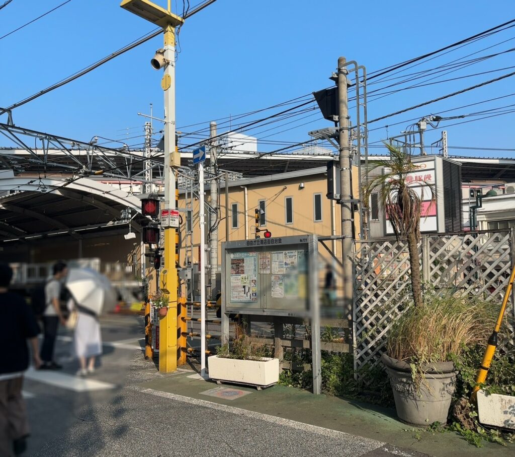 人通りの多い踏切