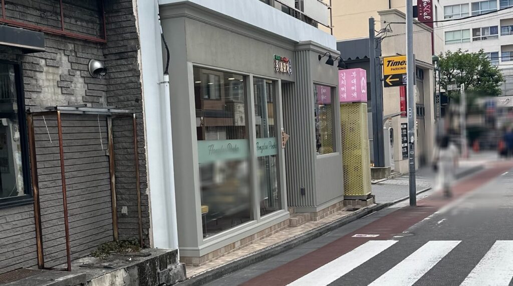 自由通りに面しているお店