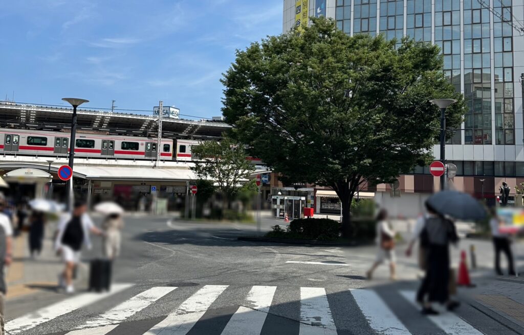 ロータリーが広がる自由が丘駅正面口
