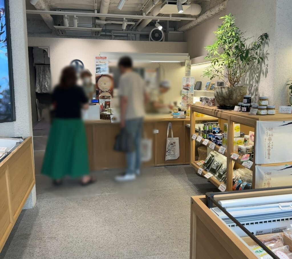 おしゃれでみやすい店内