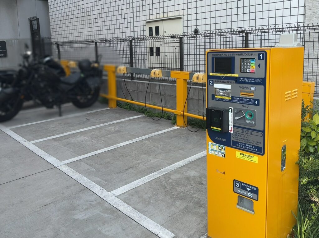 お隣にある「バイク駐輪場」