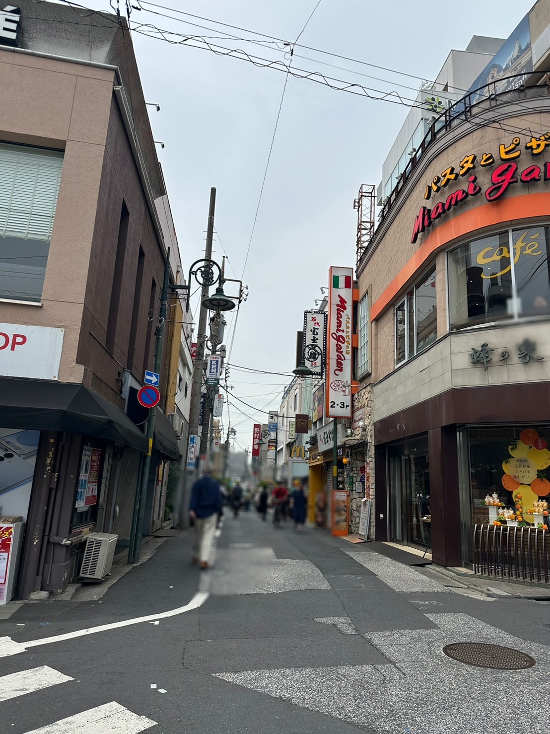 「マイアミガーデン 自由が丘駅前店」さん。自由が丘駅正面口から徒歩3分、マイアミビル２・３Ｆにあります。1Ｆには老舗和菓子屋「蜂の家」さんがあります。 リーズナ