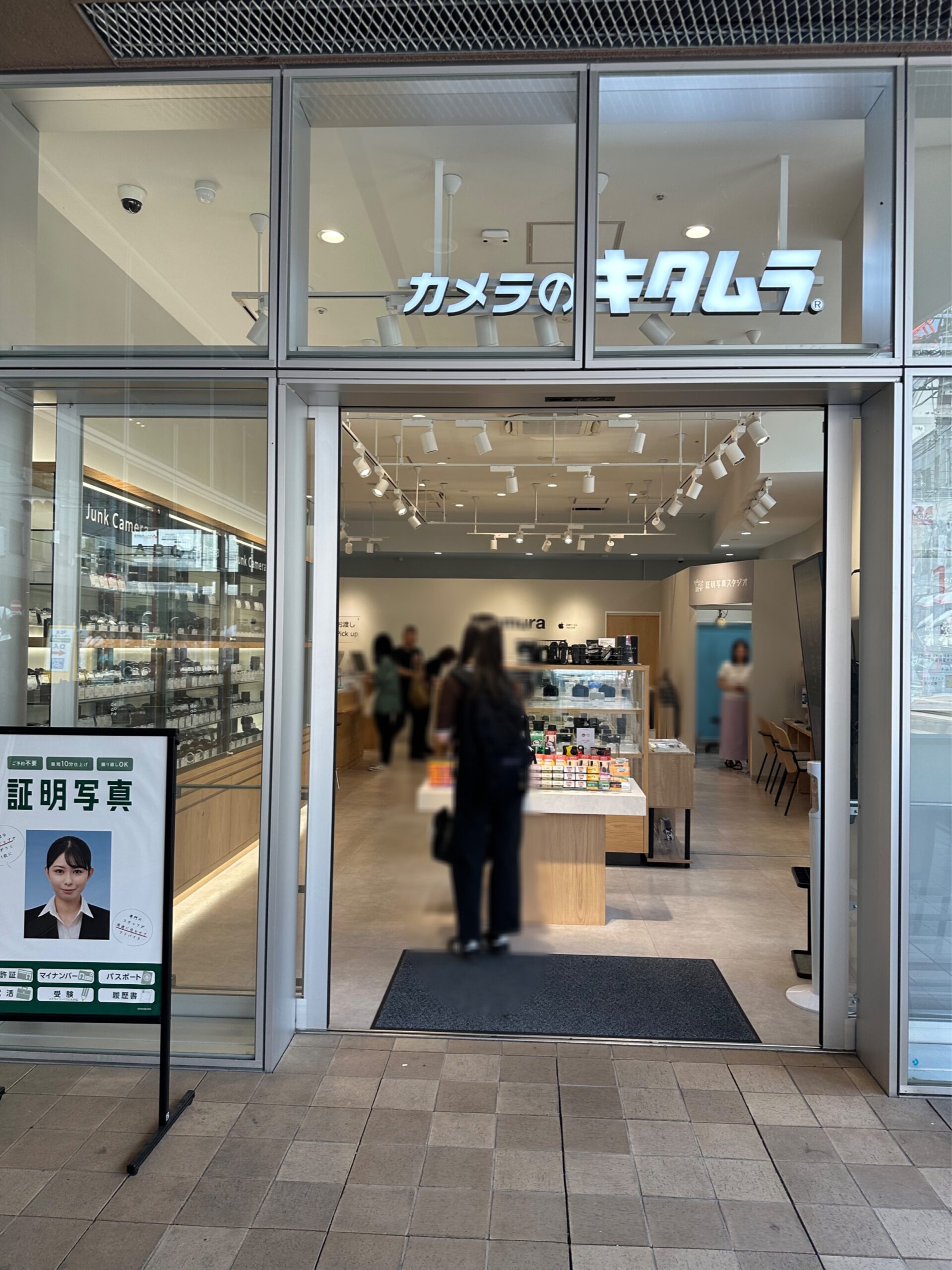 お洒落で便利な商業施設「JIYUGAOKA de aone （自由が丘デュアオーネ）」の1階に入っている、「カメラのキタムラ(東京・自由が丘デュアオーネ店)」　