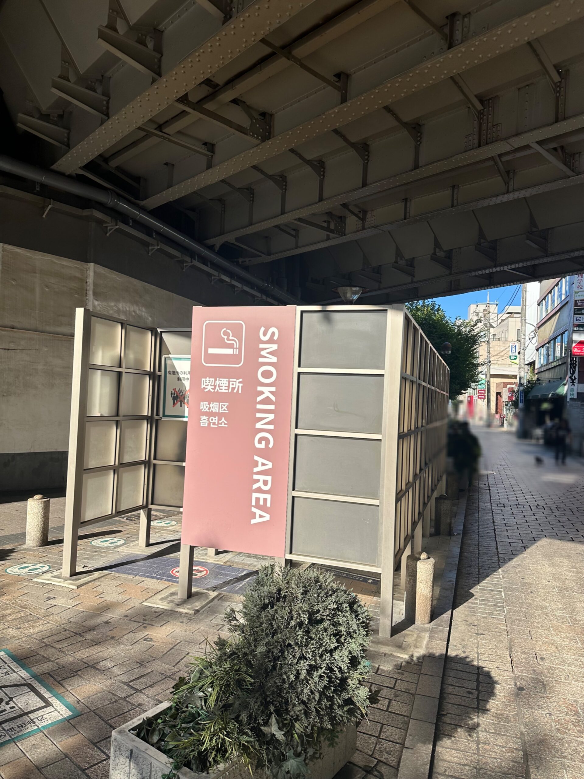 自由ヶ丘にも喫煙所があります！写真は「自由が丘駅南口（九品仏川緑道）指定喫煙場所」です。自由が丘駅から徒歩3分、九品仏川緑道沿いにあるこのスモーキングエリアは、