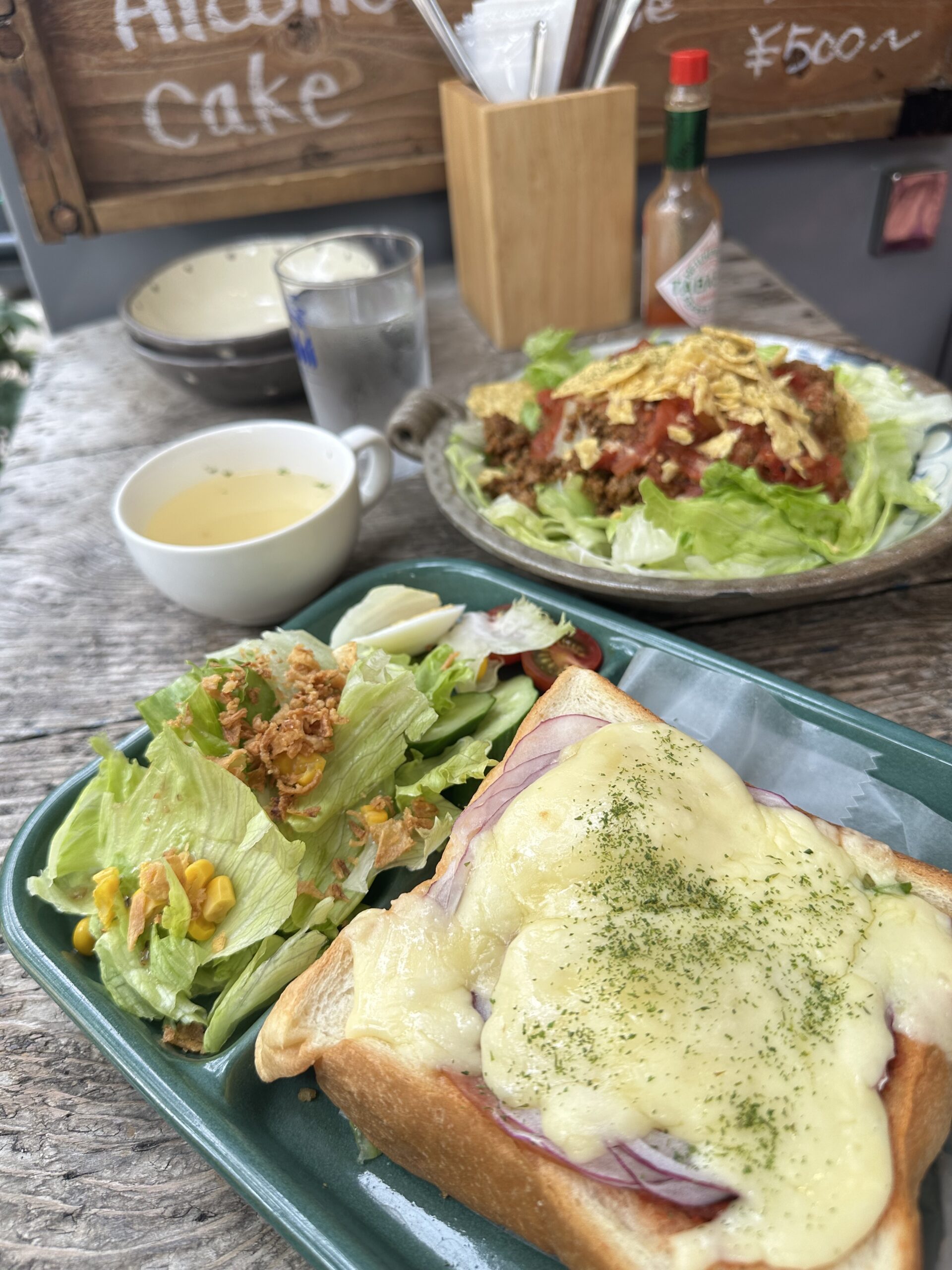 先日うかがった、自由が丘駅南口から徒歩2分の、九品仏川緑道沿いにあるカフェ「自由が丘茶乃子」さん。 ピザトーストが絶品でした！！厚めのトーストに、玉ねぎにピーマ