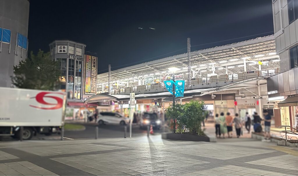 夜でもにぎやかな自由が丘駅正面口