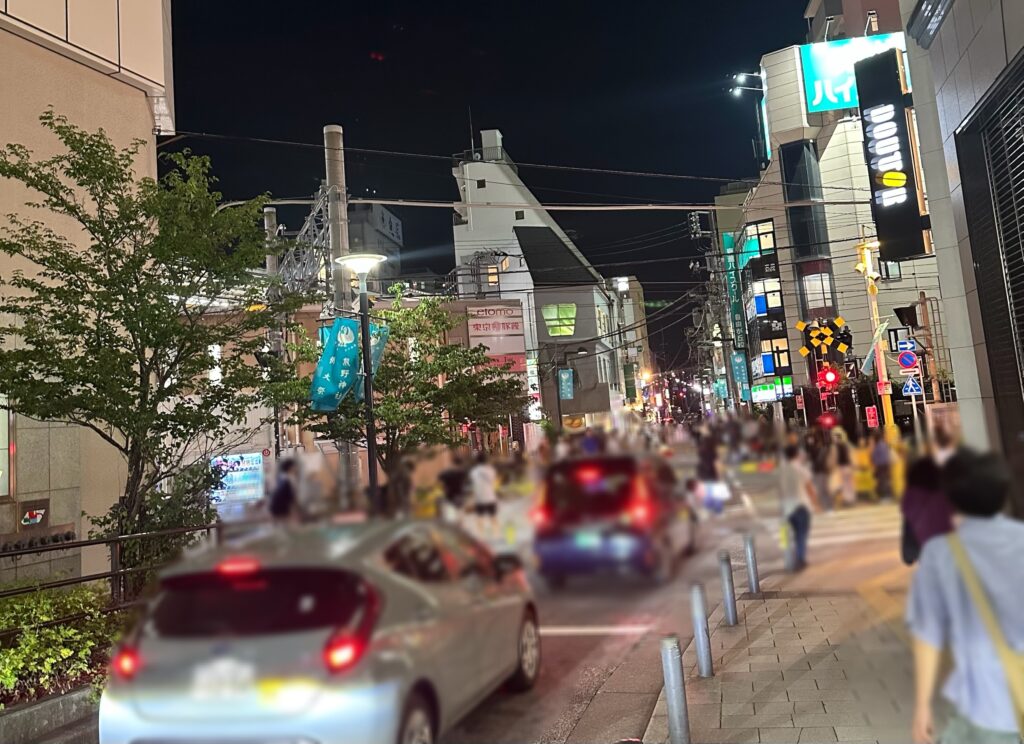自由が丘正面口前のロータリーからすぐの踏切