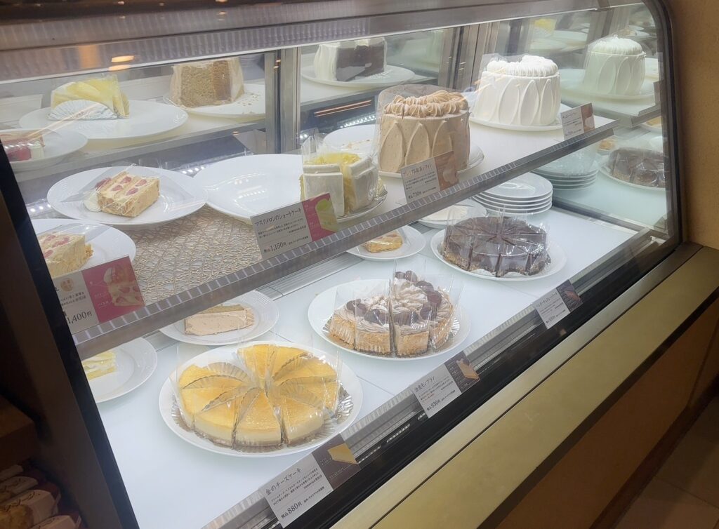 おいしそうなケーキのショーケース
