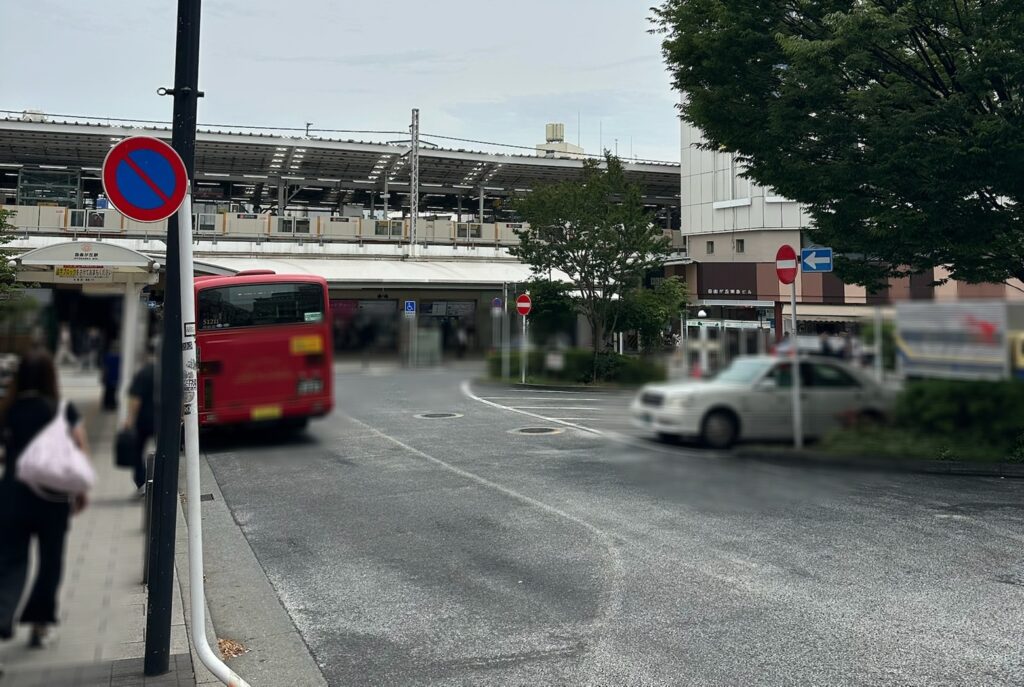いつでも沢山の人々が行き交う自由が丘駅正面口