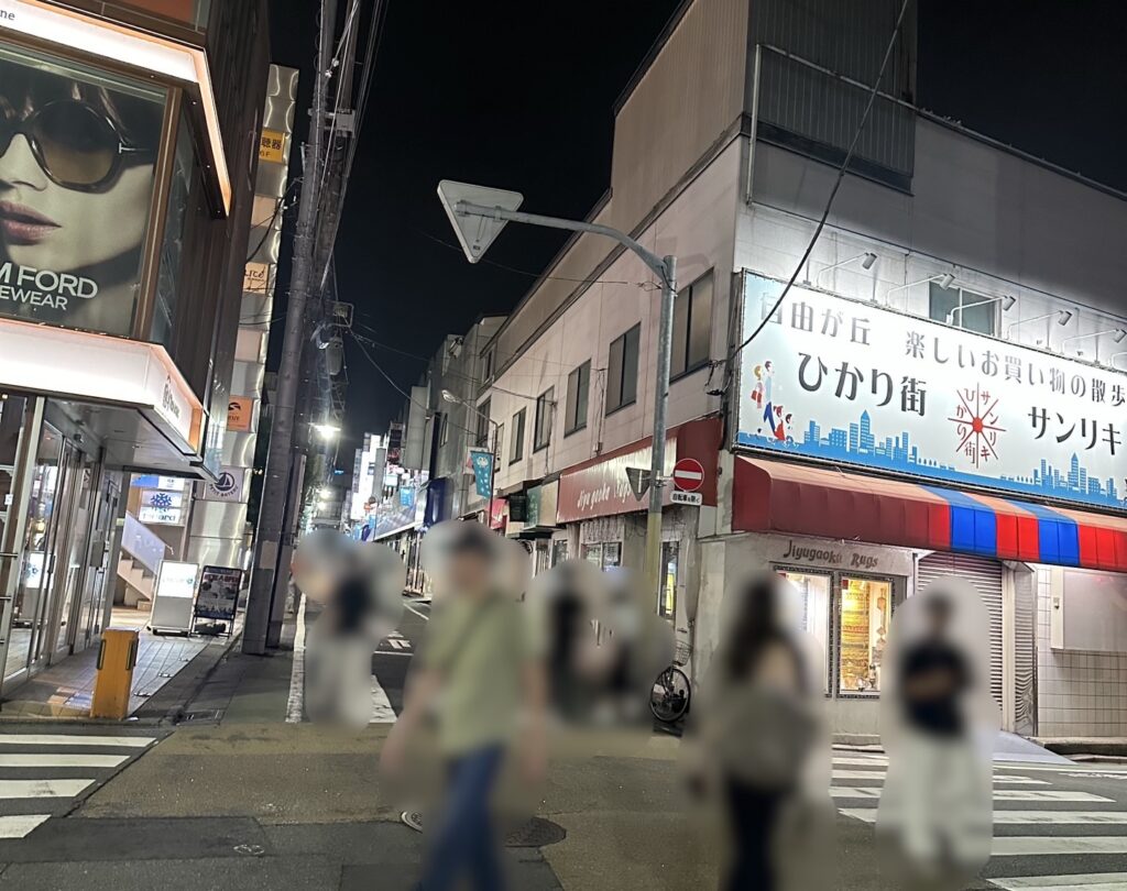 女神通りとすずかけ通りがぶつかる交差点