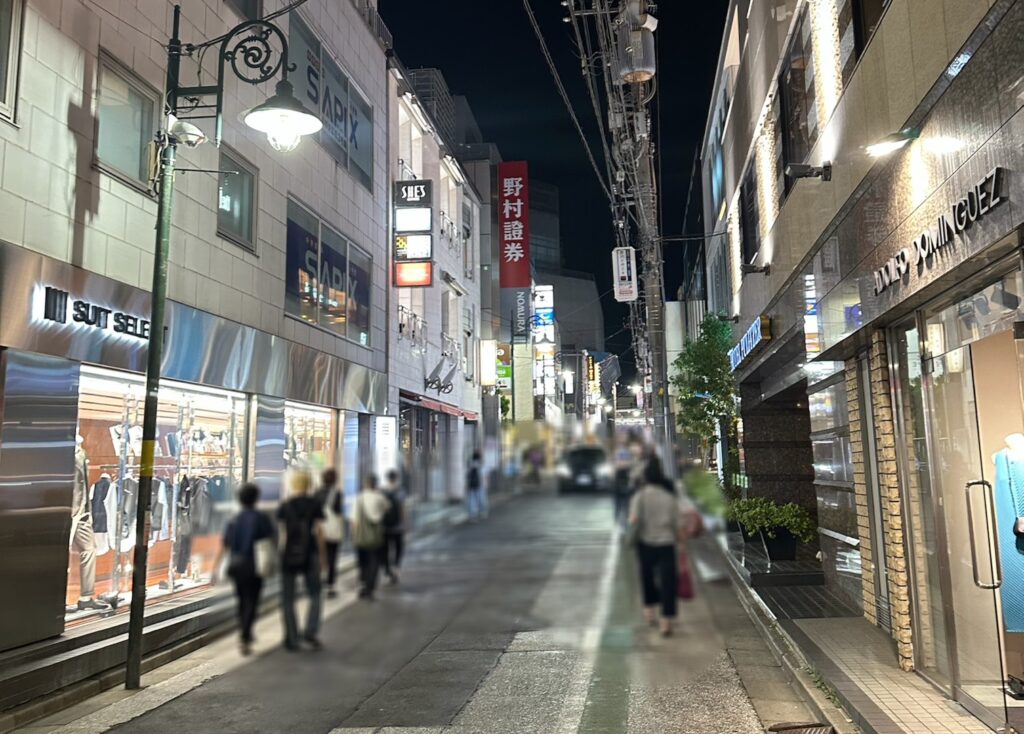 便利なお店が立ち並ぶメープル通り