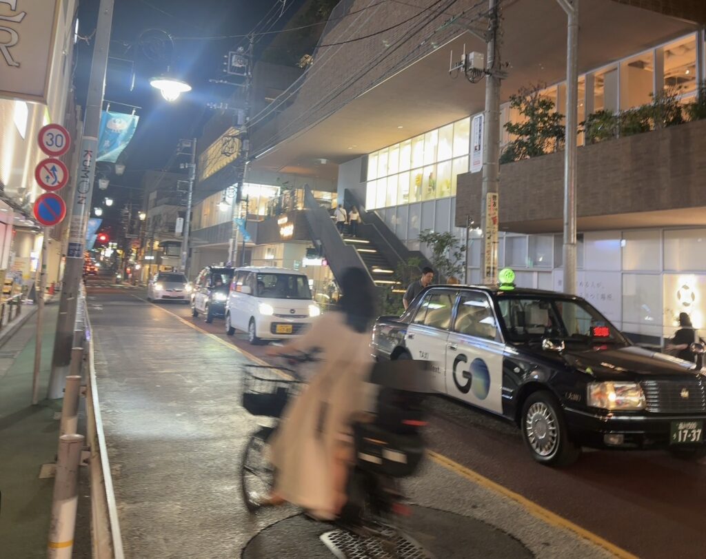 車の行き来も多い学園通り