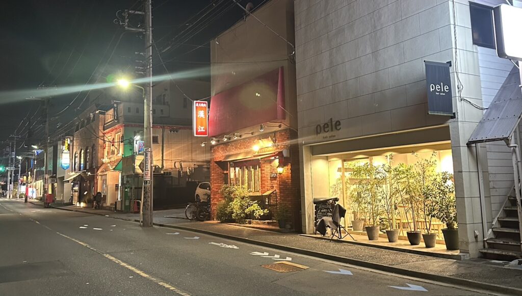 自由通りに面しているお店