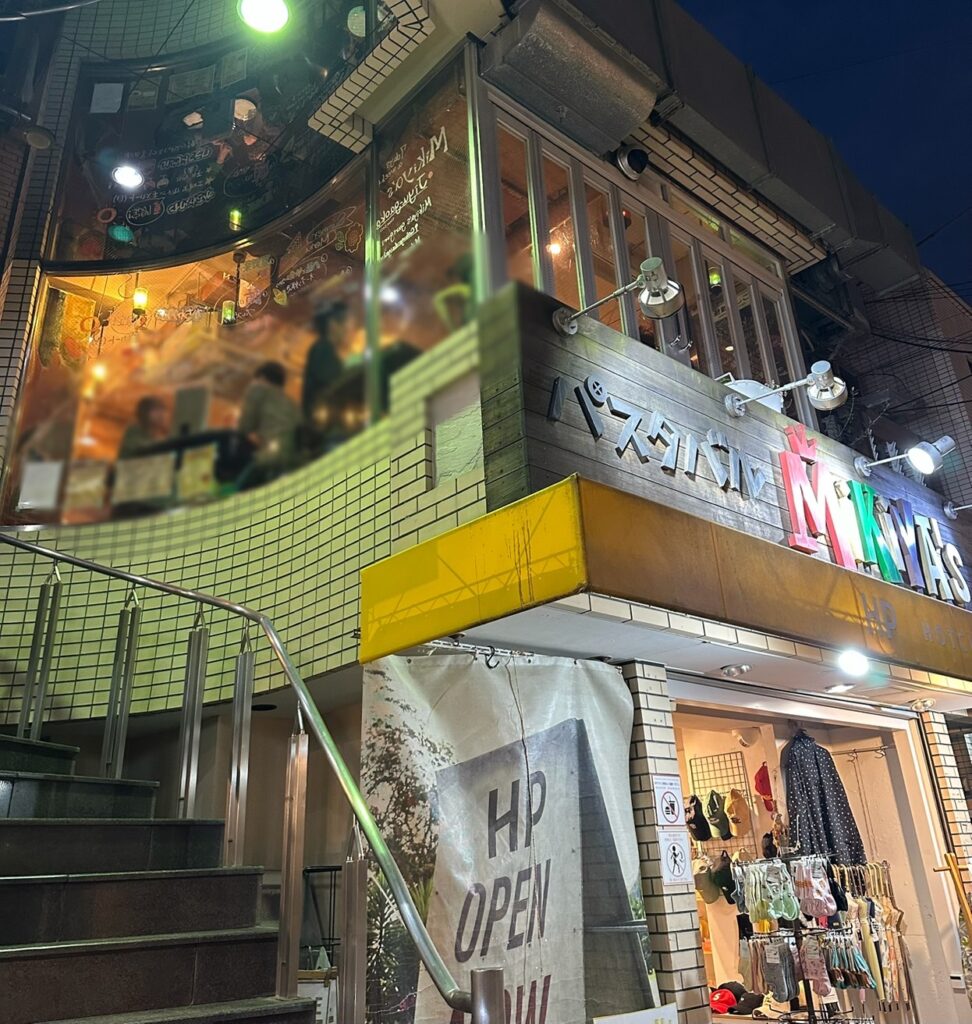 雑貨屋さんの黄色い屋根が目印♪