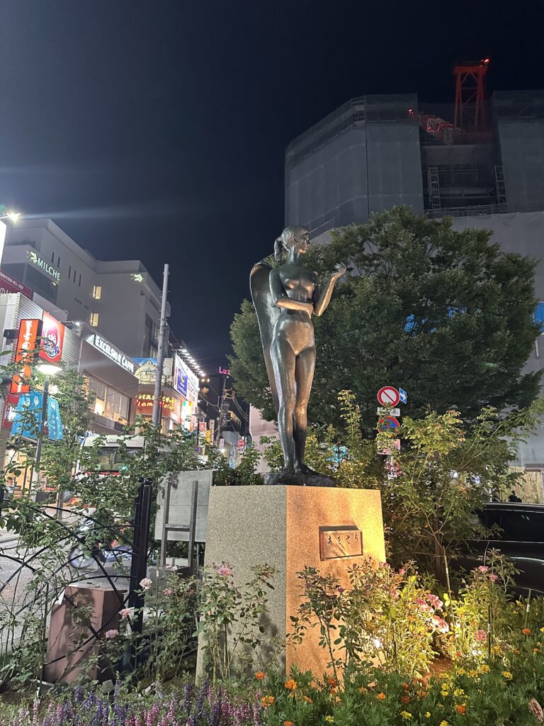 自由が丘駅正面口前に広がるロー