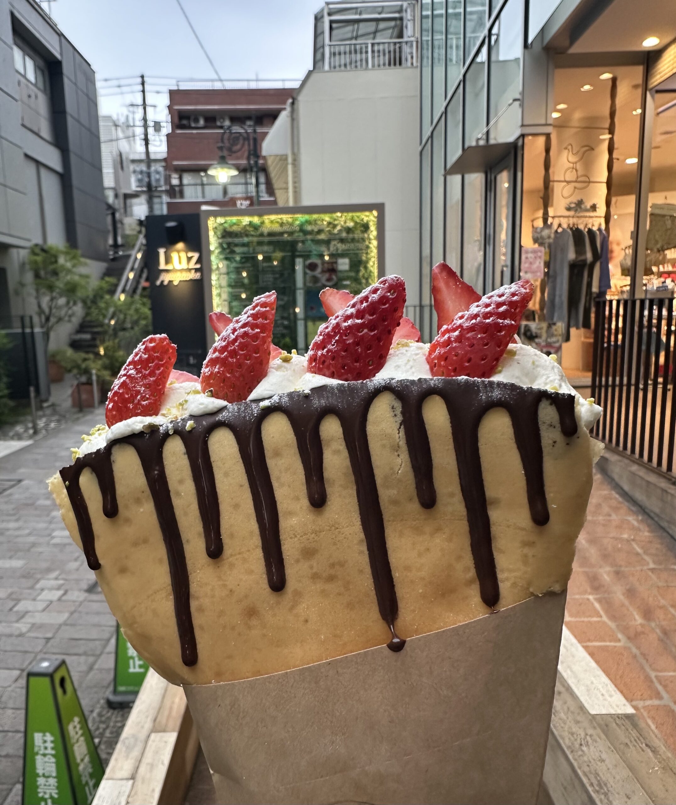 自由が丘の街に2025年3月に新規オープンしたクレープ専門店「クレープとエスプレッソと自由形」さん。♪人気のテレビ番組「王様のブランチ」でも紹介された話題の新店