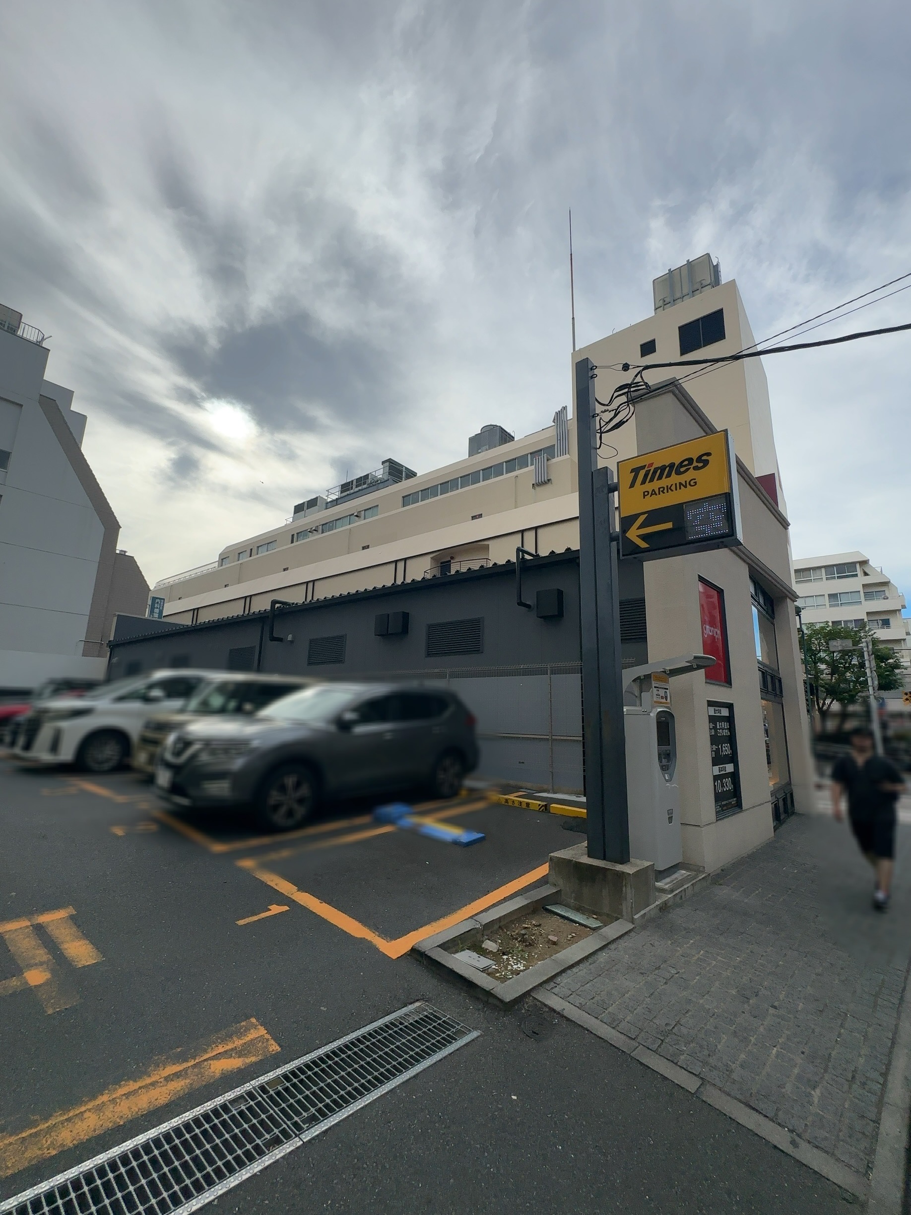 写真は「タイムズマイセンリアン自由が丘」。九品仏川緑道の近く、自由通り沿いです。スーパーや食料品店、服飾雑貨店が入っている便利な商業施設「フレルウィズ自由が丘」