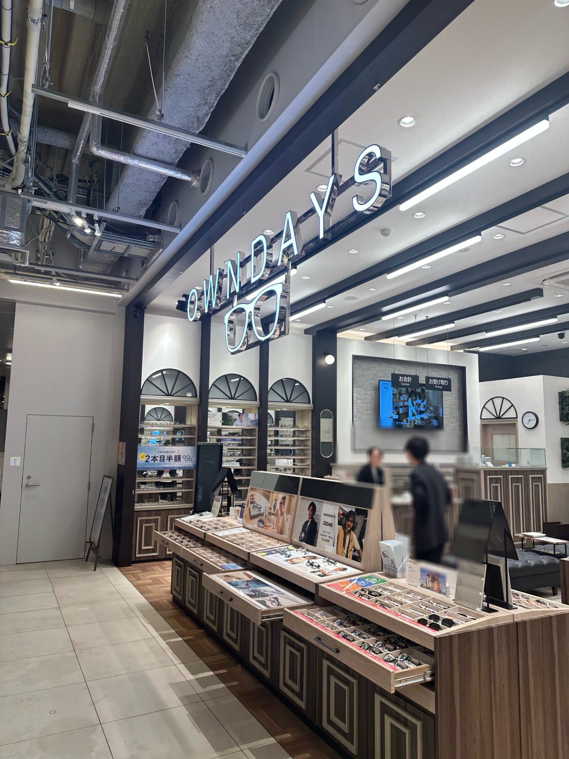 自由が丘には眼鏡屋さんがたくさんあります。『テンオーワン』『JINS』『白山眼鏡店』『金子眼鏡店』『Zoff』などなど。高級店からカジュアルなお店まで、どのブラ