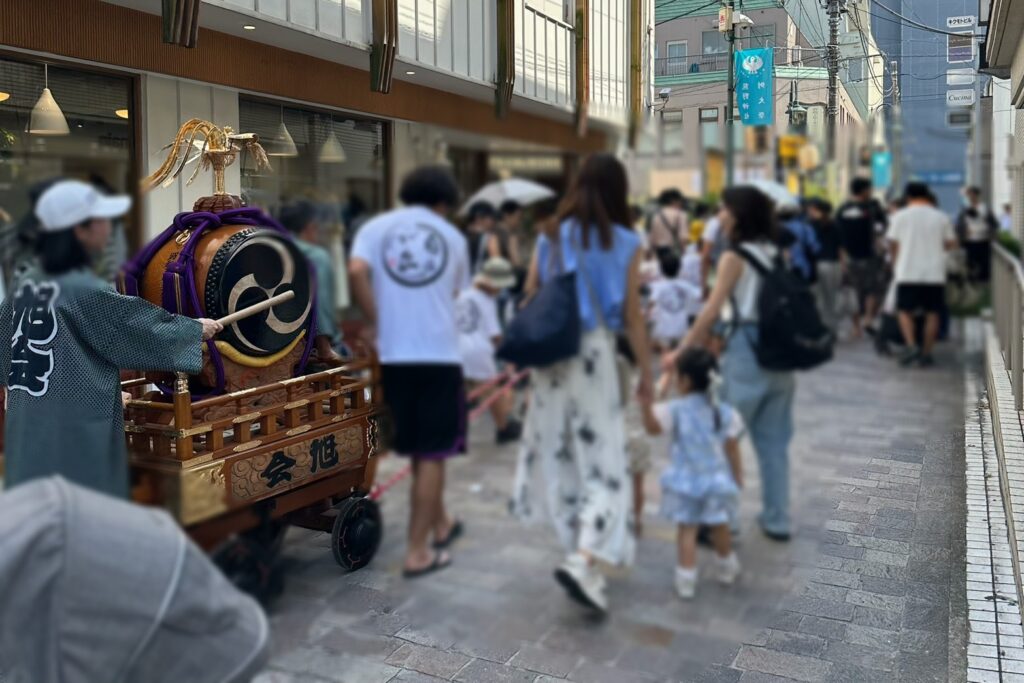 にぎやかな自由が丘の街