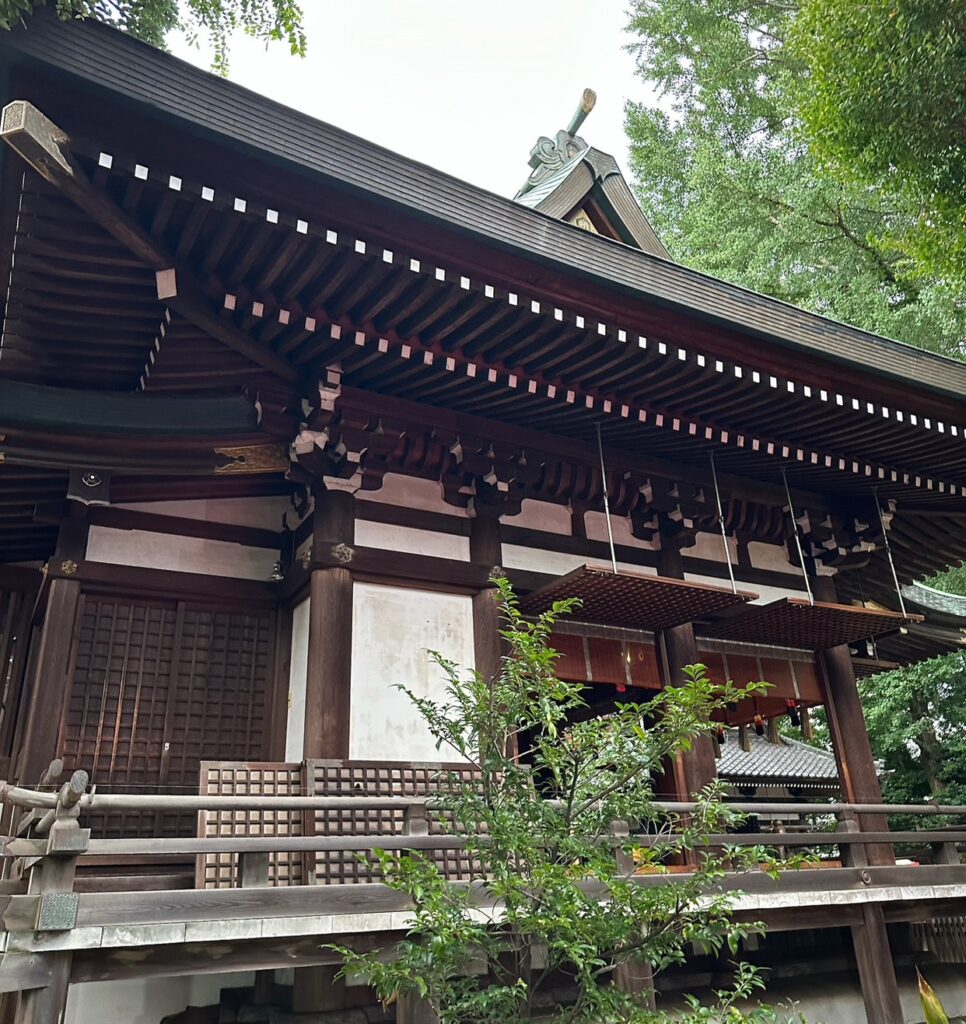 厳粛な雰囲気の社殿