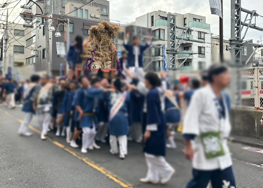 街を練り歩く大蛇