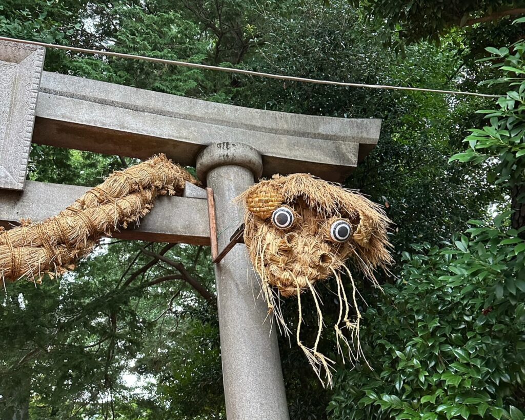 大蛇が巻き付く鳥居
