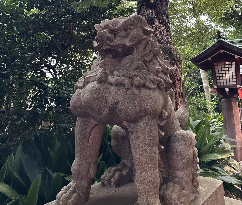 凛々しい狛犬