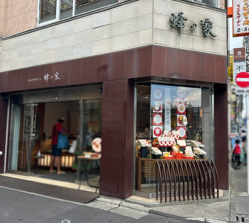 自由が丘駅ロータリー広場にお店を構える蜂の屋
