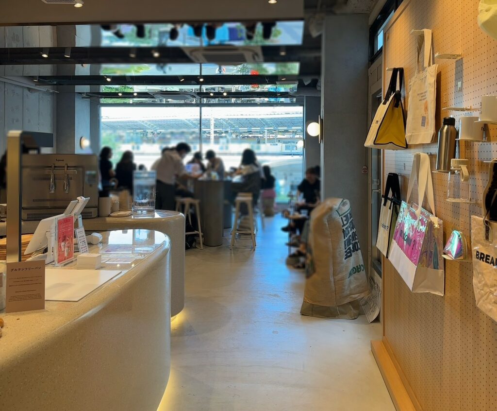 眺めがよく居心地の良いおしゃれな店内
