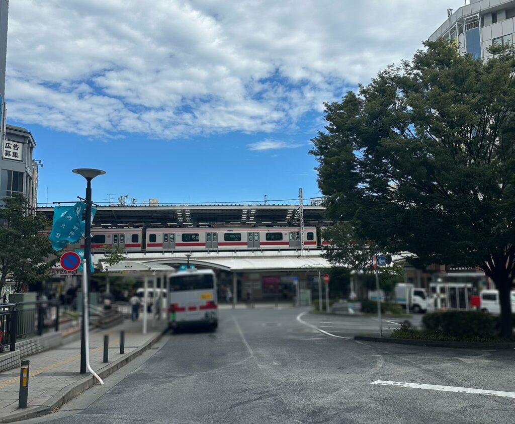バスロータリーが広がる自由が丘駅正面口