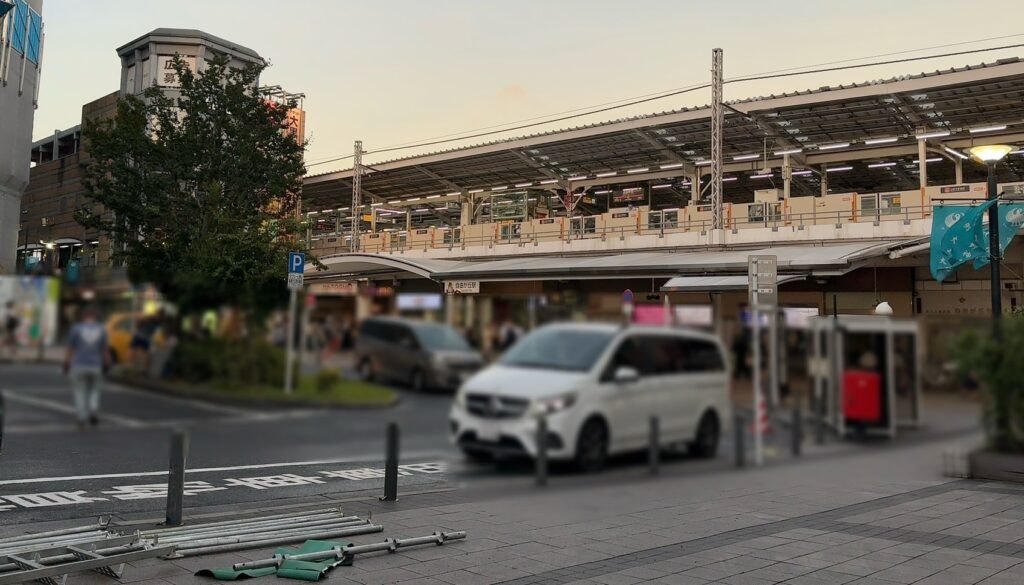 いつも賑やかな自由が丘駅正面口