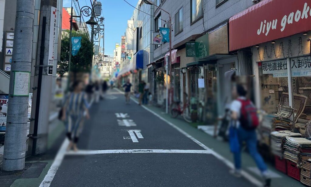 左側が再開発工事中の女神通り