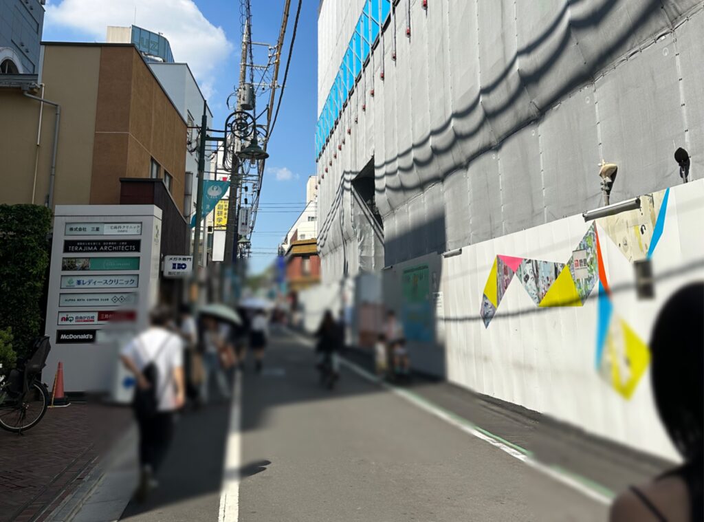 右折してカトレア通りに入ります