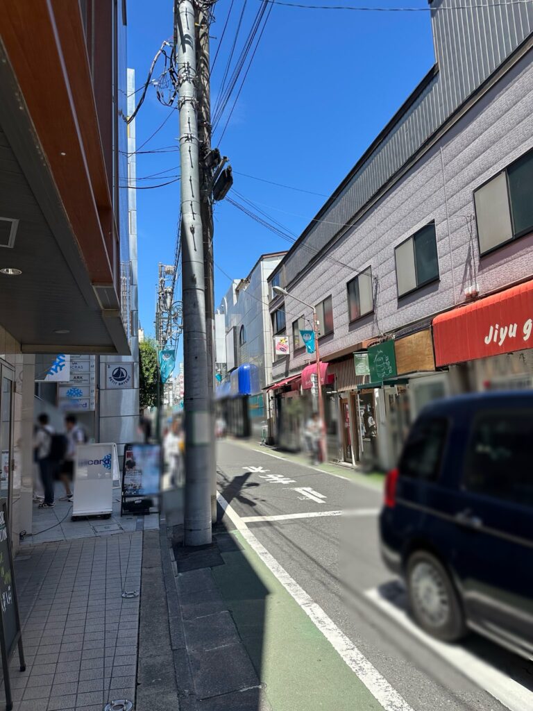 いろいろなお店が並ぶ女神通り