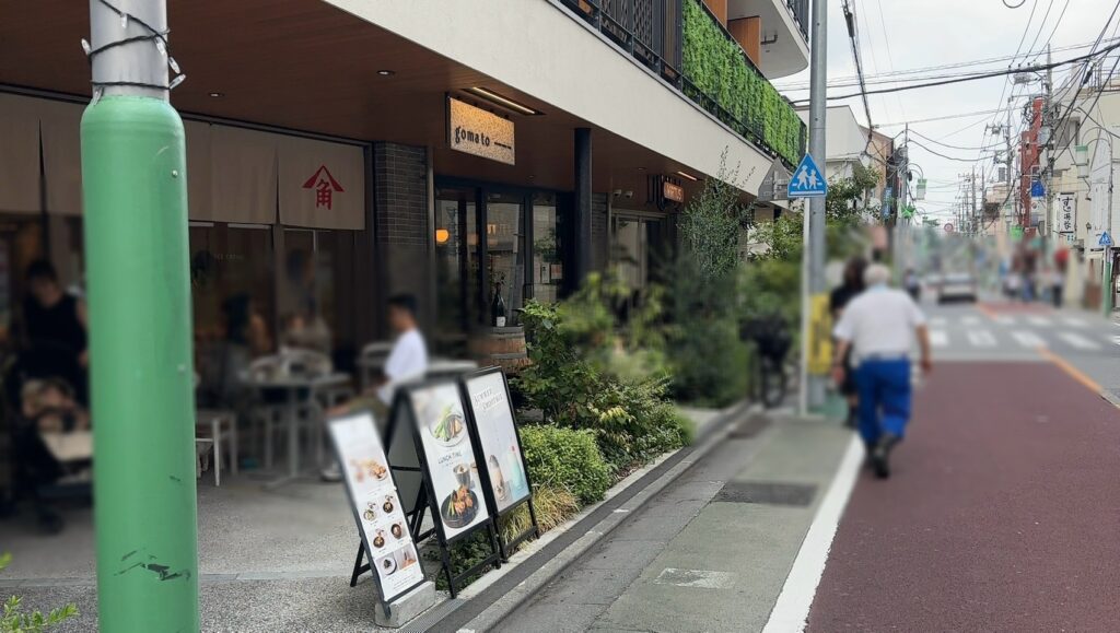 モダンなビルの一階でテラス席もあります