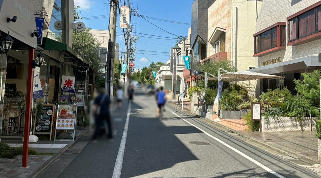 サンセットアレイ付近のにぎやかなカトレア通り