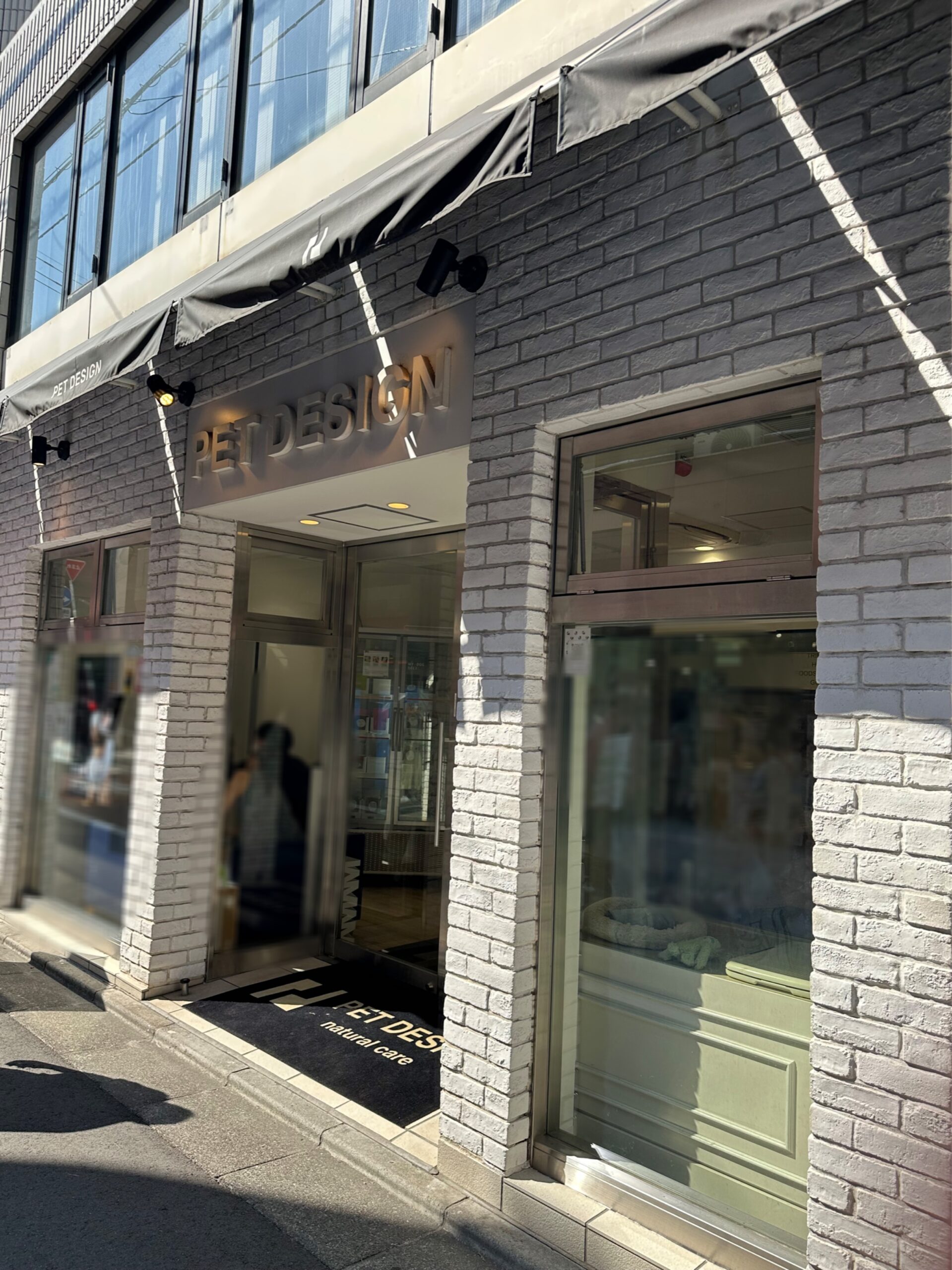 ヒルサイド通りに面しているPET DESIGN自由が丘店さん。ペット販売からペット用品、ペットホテル、トリミングまで手掛けるペットショップです。 トリミングには
