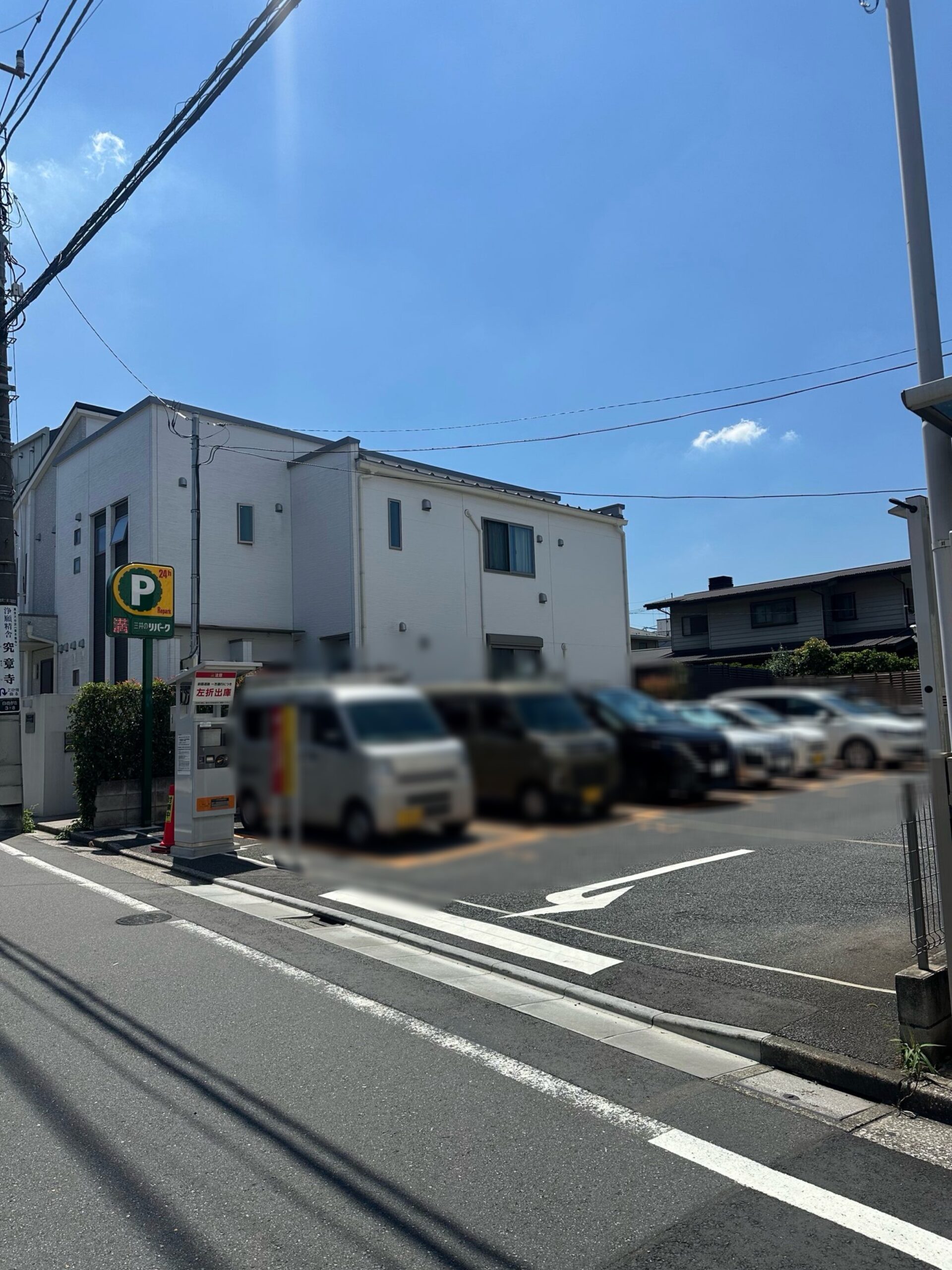 写真は三井のリパーク「自由が丘3丁目第5」駐車場。所在地は「東京都目黒区自由が丘３丁目８ー２４」で、自由が丘駅から徒歩約5分、メープル通りにつながる道沿いにあり